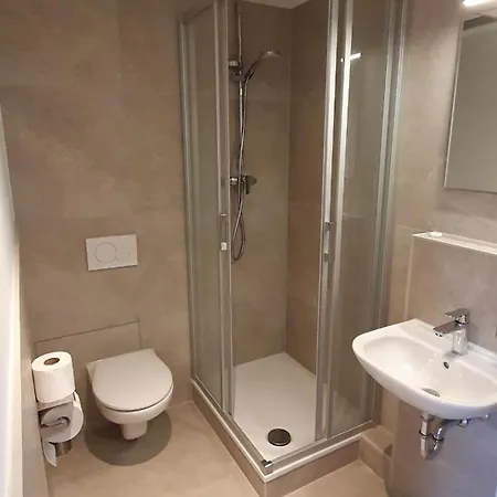 Zur Bergstrasse Hotel *