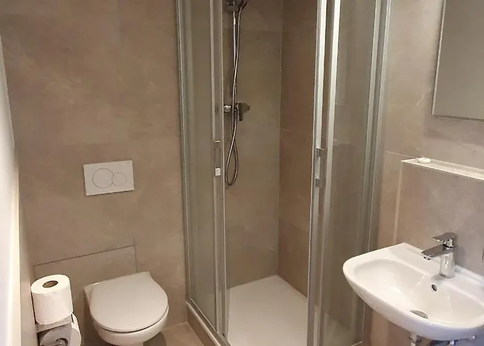 Zur Bergstrasse ホテル *