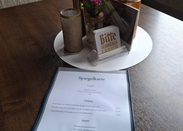 Zur Bergstrasse ホテル *